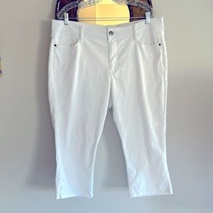Women’s mid rise white denim capris. Women’s size 16 W..